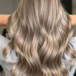 Ash blonde frio criado com 3 nuances Wella em resultado elegante e visualmente polido.