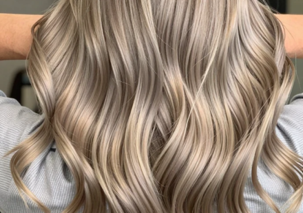 Ash blonde frio criado com 3 nuances Wella em resultado elegante e visualmente polido.